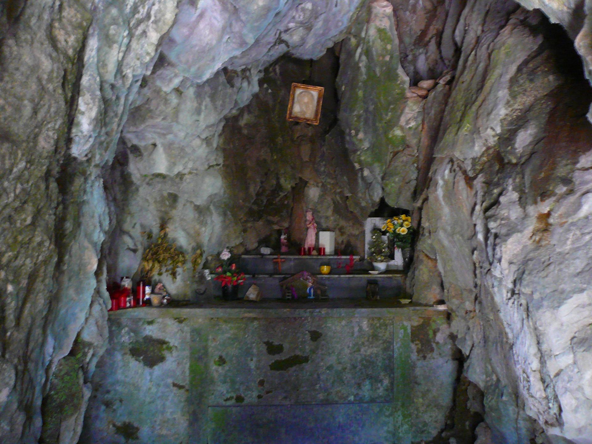 La grotte et son autel